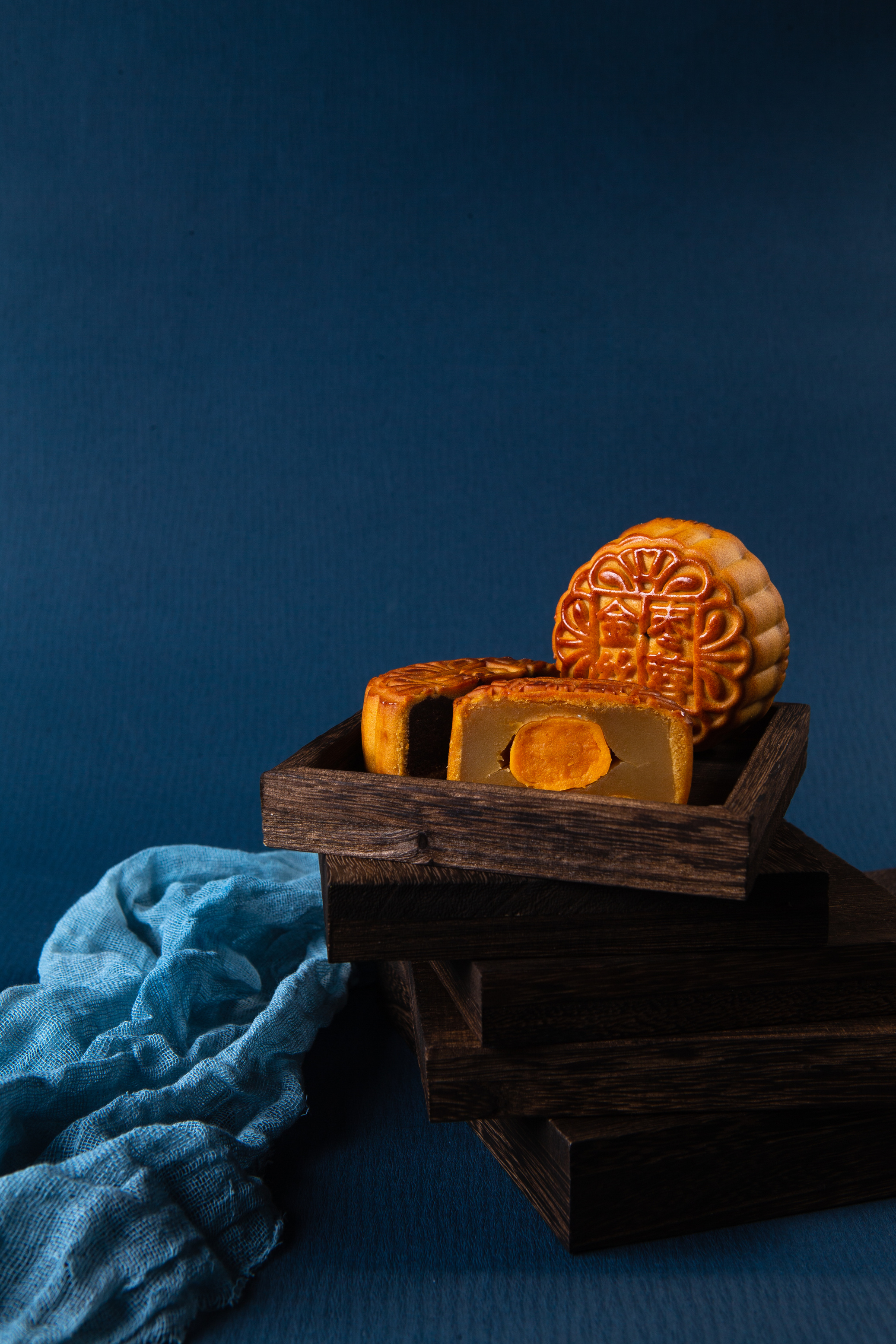 中秋节赏月吃月饼The Mid-Autumn festival moon eat moon cakes